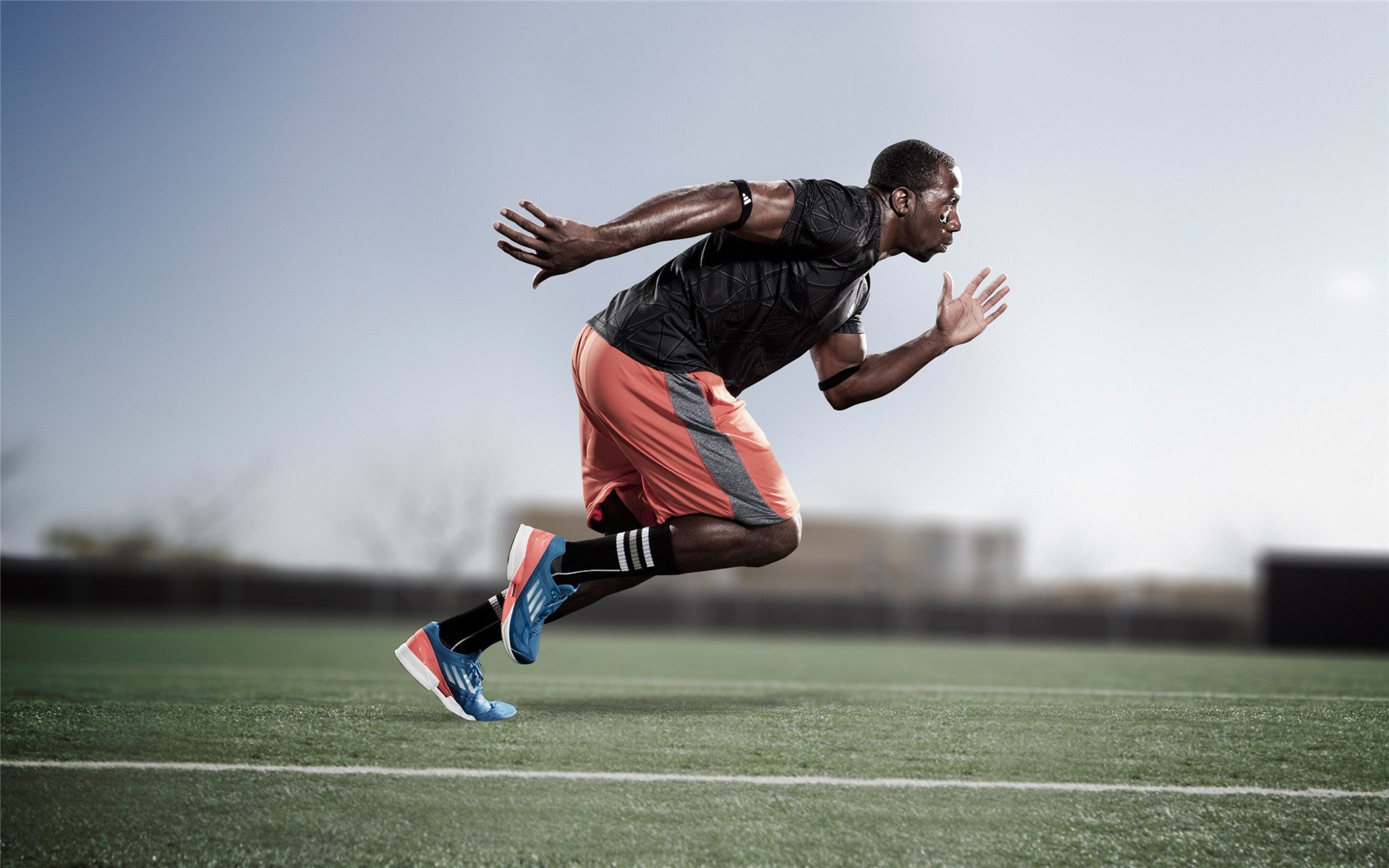 爱游戏体验-斯密斯：凭借强大的场上视野与判断力，成为全黑队的组织核心，a.斯密