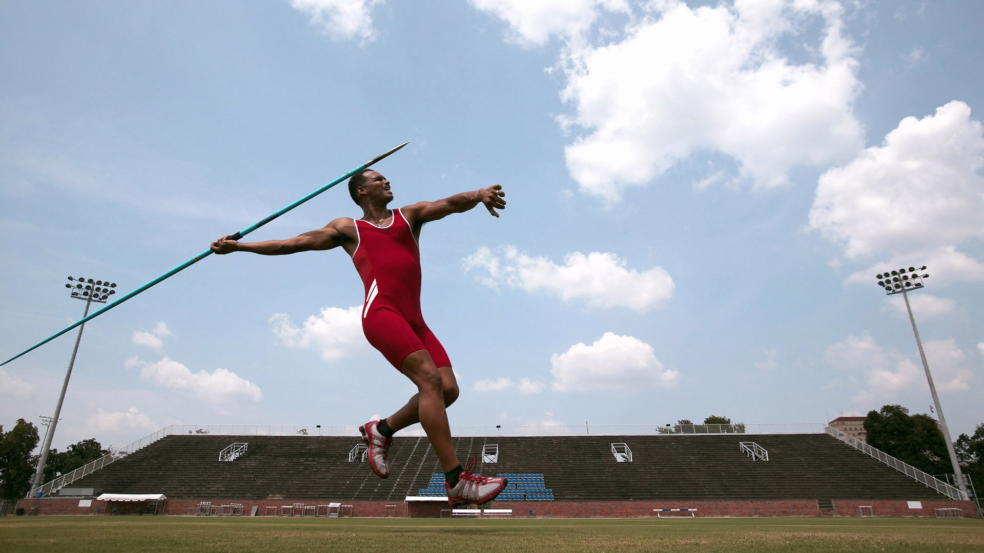 火箭连续反击得分提升场上节奏，火箭返回速度